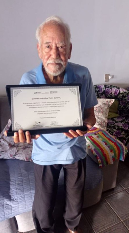 Andrelino with his commemorative plaque awarded by the Brazilian government