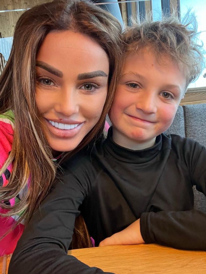 The model snapped a selfie with her son