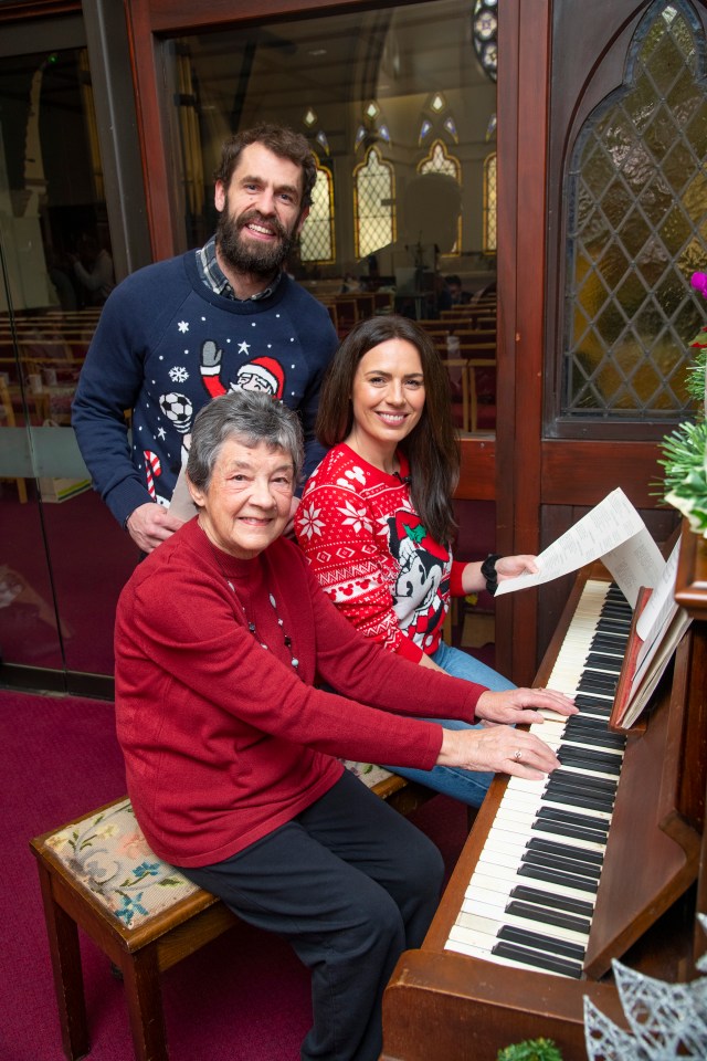 During Kelvin and Liz’s visit, ex-volunteer Carolyn Poole came in to play piano so everyone could sing Christmas carols