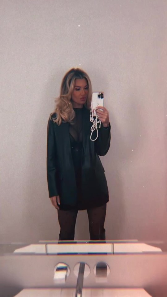 The mum-of-three showed off her stylish outfit in a mirror selfie