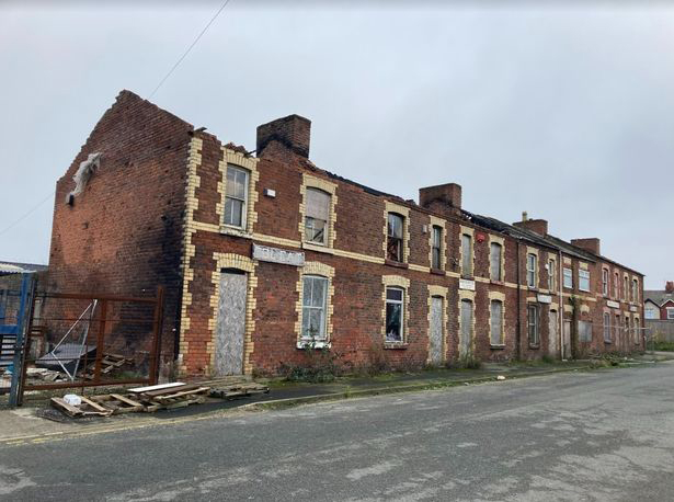 Eerie pictures have revealed the abandoned road in Ellesmere Port, Cheshire