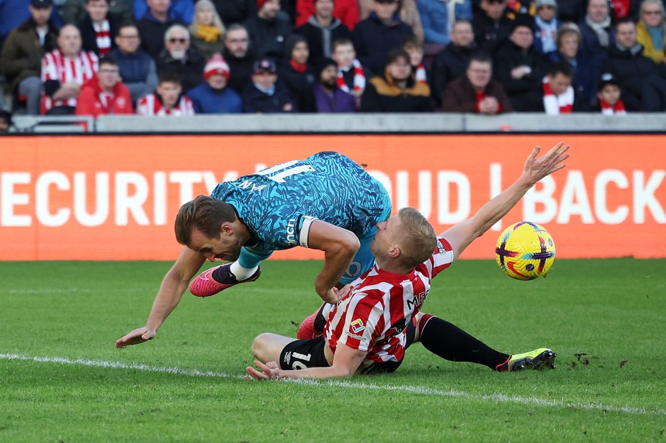 Tottenham star Harry Kane almost won a penalty against Brentford