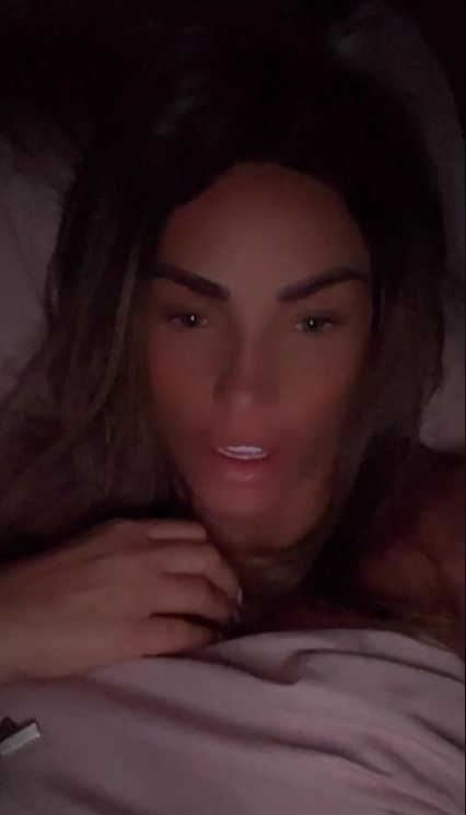 Katie looked glam with a glowing tan as she snuggled in her pink sheets