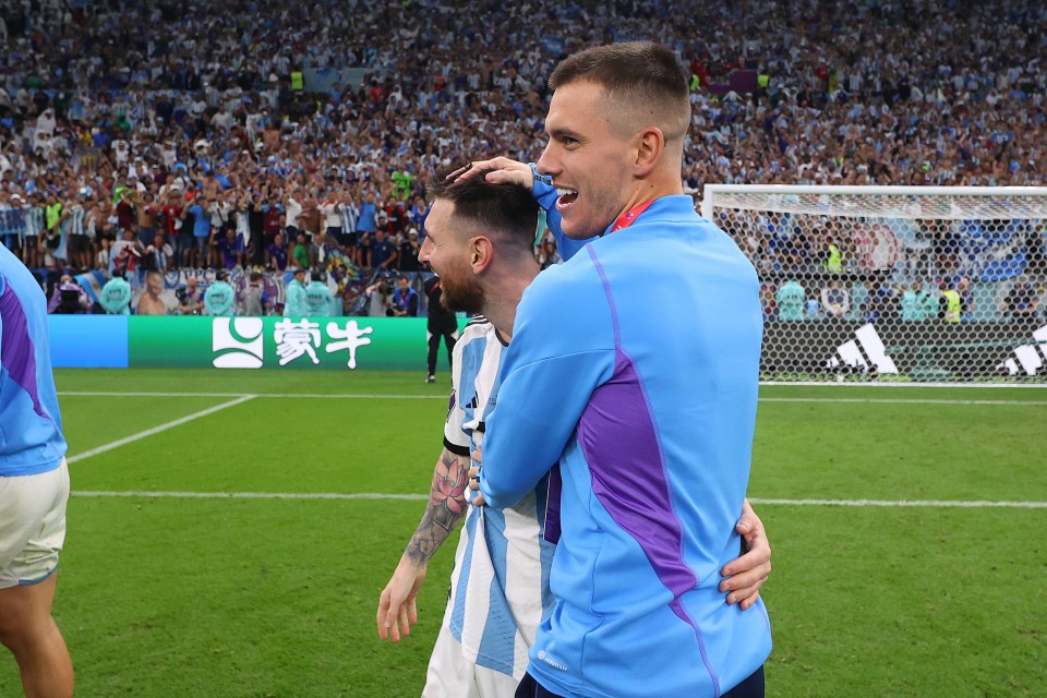 Giovani Lo Celso congratulates Messi after the victory over Croatia