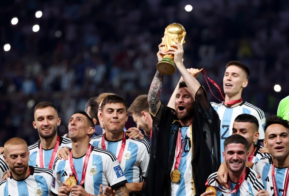 Messi lifted the World Cup wearing the bisht