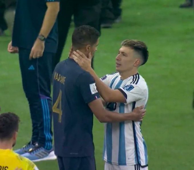 Lisandro Martinez consoled Raphael Varane after the final whistle