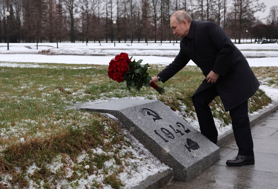 Putin lays flowers as he takes part on memorial ceremonies