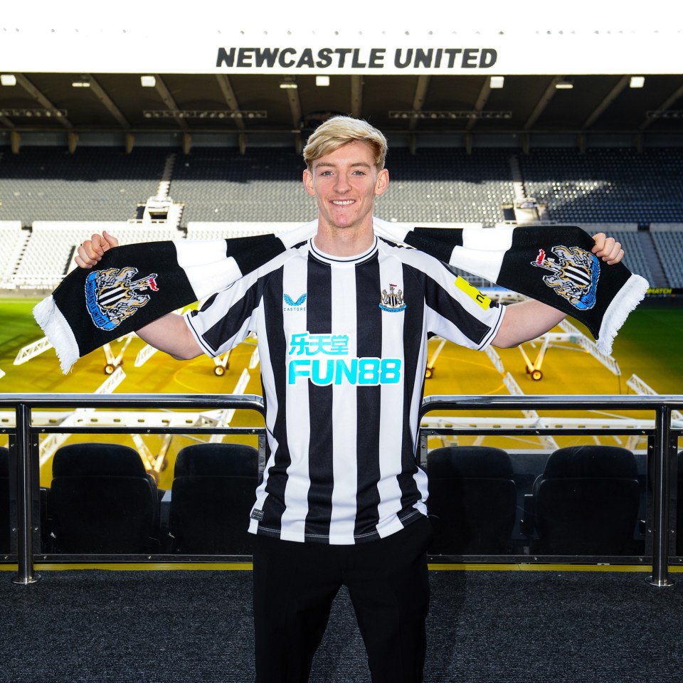 Anthony Gordon posed in Newcastle colours for the first time