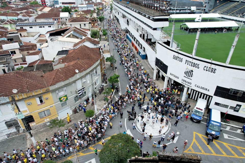 Mourners stand in line outside Vila Belmiro stadium