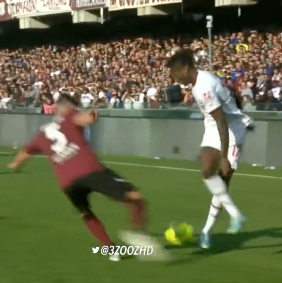 Rafael Leao rolls the ball with his right foot