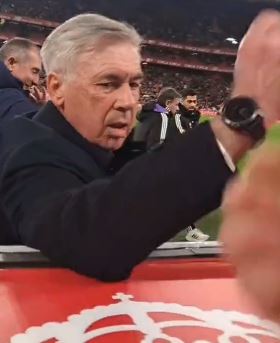 Ancelotti handed a fan a piece of chewing gum