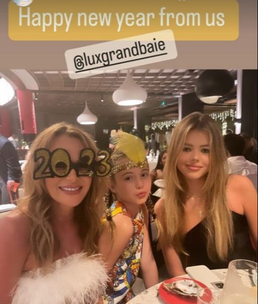 The star welcomed 2023  with lookalike daughters Lexi, 16, and Hollie, 10