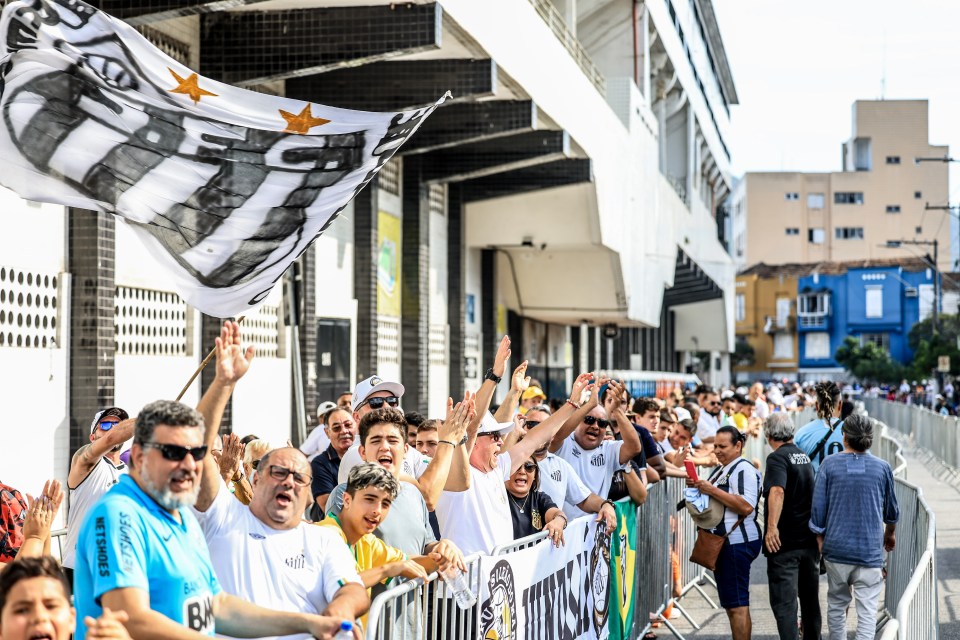 Fans line up to see Pele’s coffin