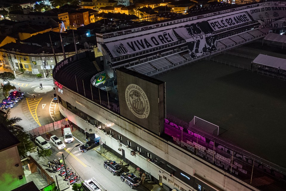 The hearse carrying the body of Pele arrives to the Vila Belmiro stadium