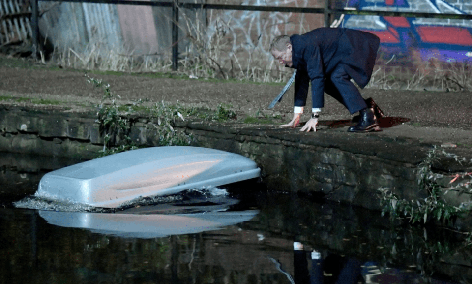 Stephen tries to dispose the body