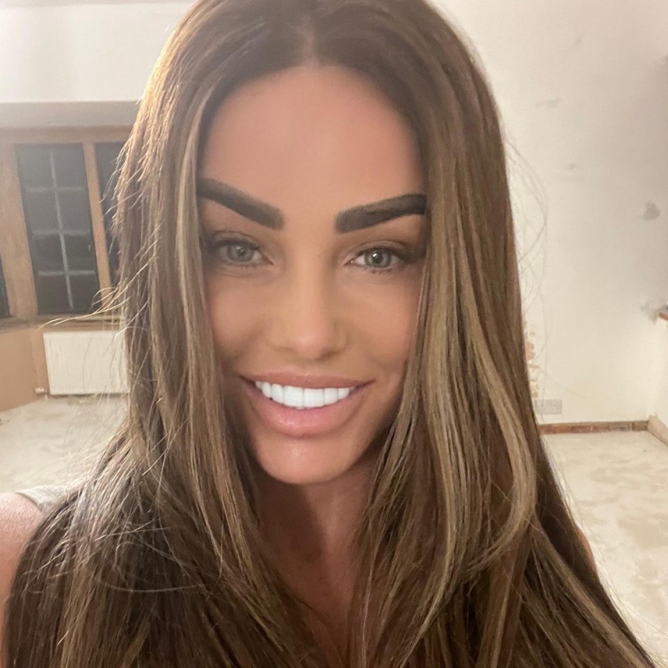 Katie showed off her pearly whites in a recent selfie