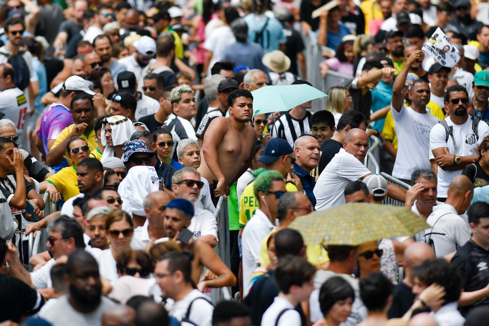 People line up to pay their respects to Pele