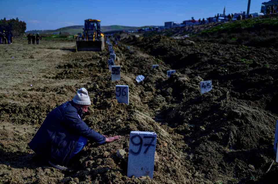 A man mourning for his loved ones in a mass grave in Hatay