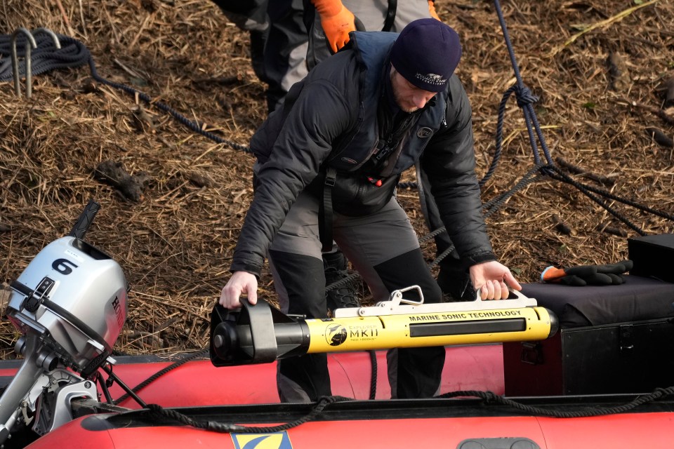 His team uses a 18,000khz side scan sonar