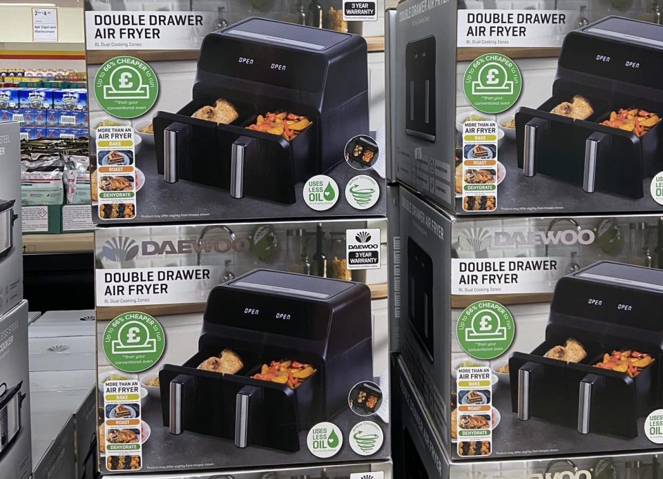 The Daewoo 8ltr Dual Basket Air Fryer comes with a digital display