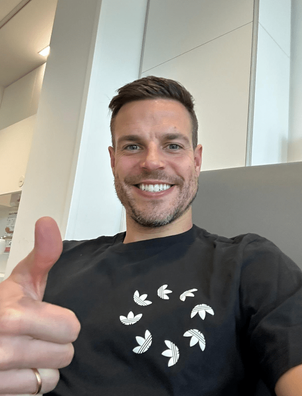 Cesar Azpilicueta was able to give the thumbs up from hospital