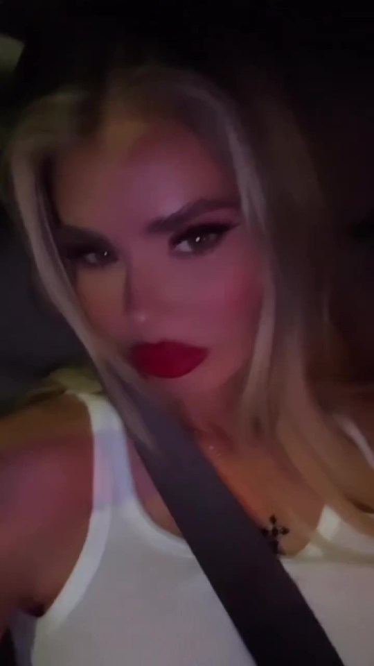 Chloe Sims shows off seductive pose ahead of Miami night out