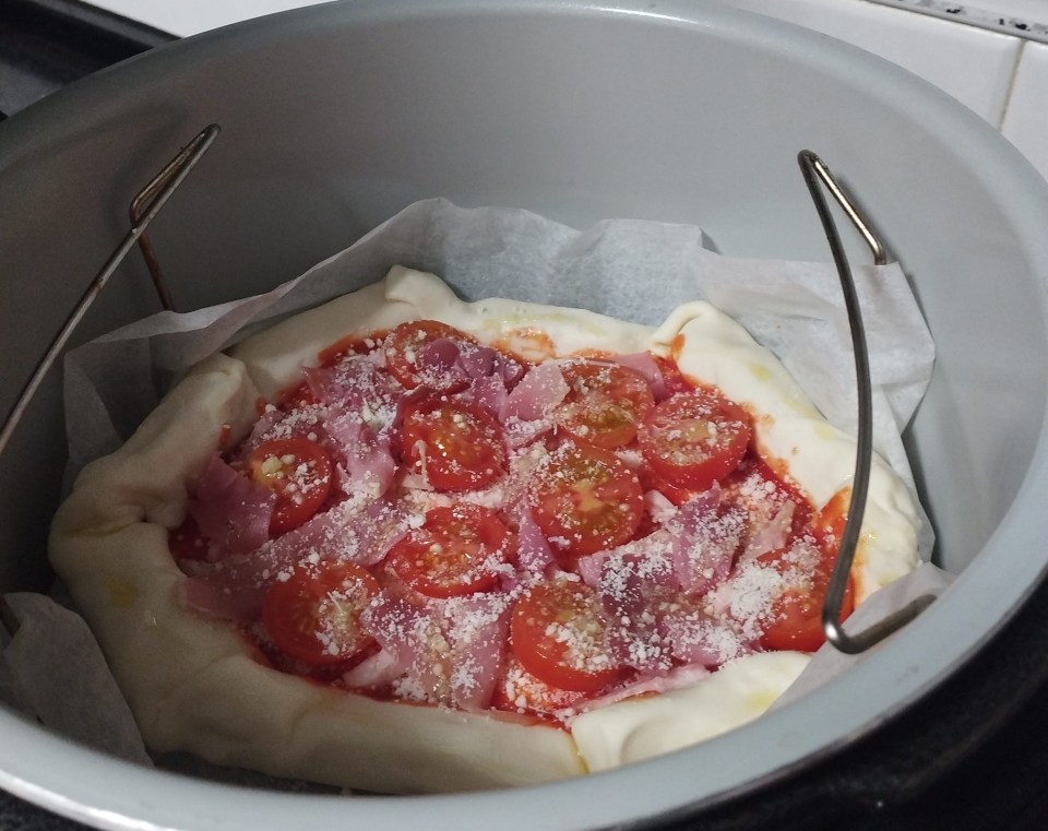 Aintzane Chavarri took to Facebook to share how she made her own stuffed crust pizza at home in her air fryer