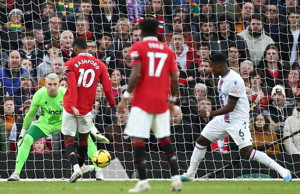 Rashford rounds off a classy team move to double United's lead