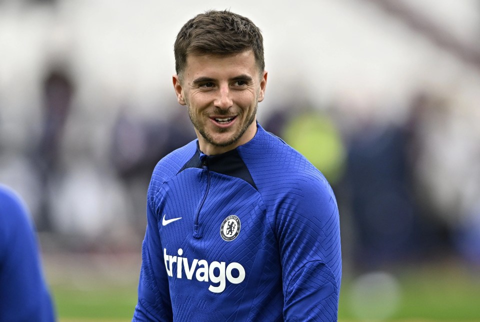 Mason Mount is continuing to delay signing a new deal with Chelsea