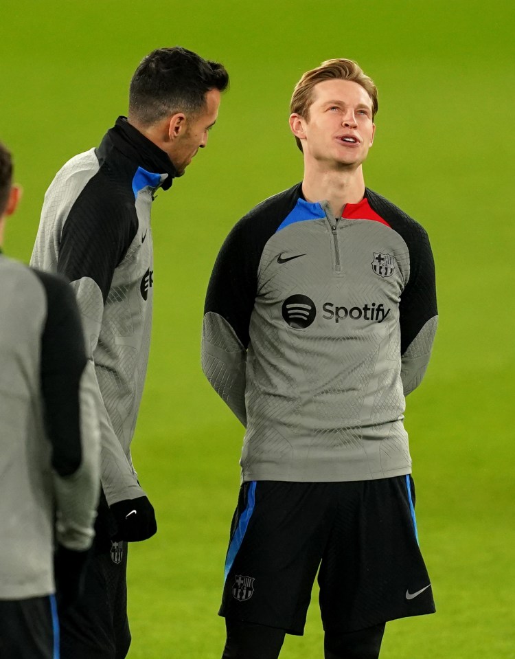 De Jong chats with Sergio Busquets