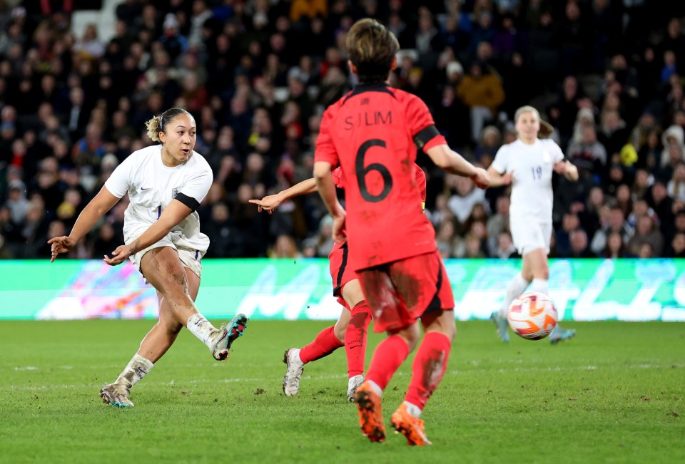 Lauren James' first senior England goal saw the Lionesses seal a 4-0 win in their Arnold Clark Cup opener against South Korea