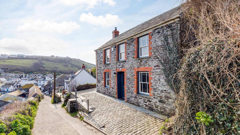 The idyllic cottage which was home to Doc Martin has ben sold