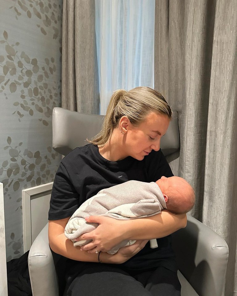 Zoe embraced her newborn neice in several heart-warming snaps on social media