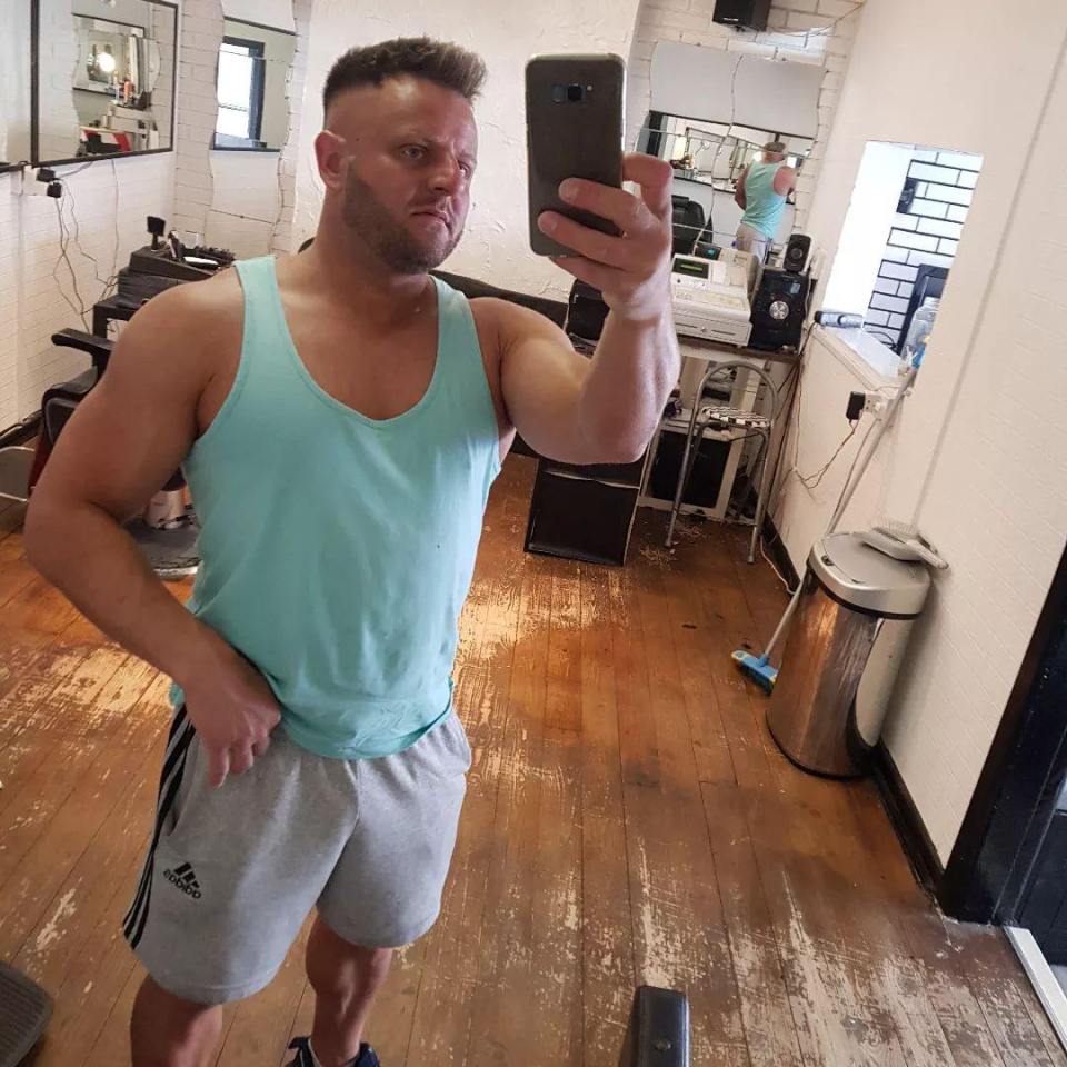 Curtis Arnold is a fraudster who took pictures of young women in the gym