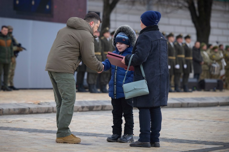 Zelensky gives the award of Hero of Ukraine to relatives of a fallen soldier