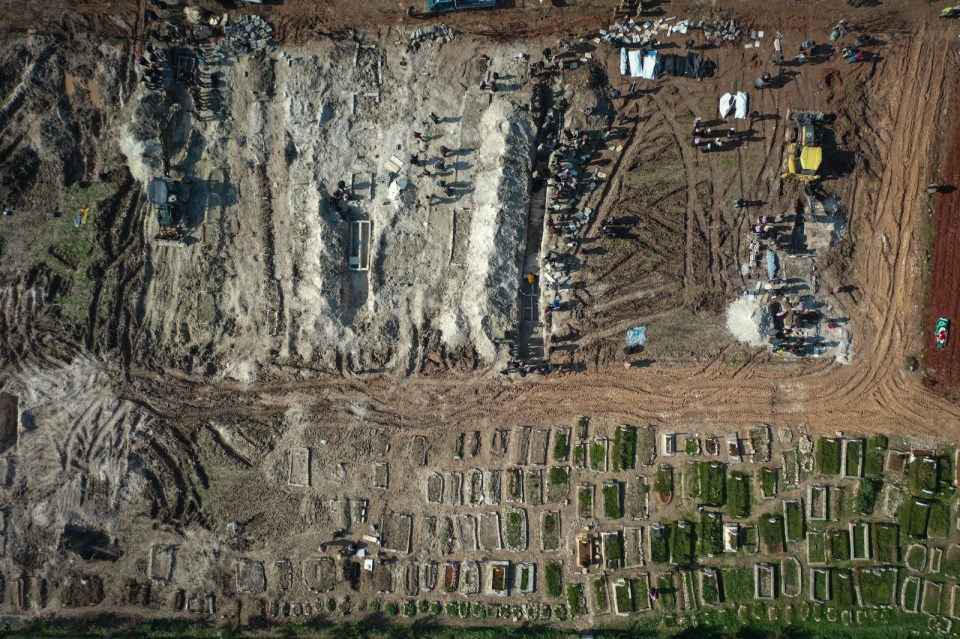 Devastating pictures show a mass grave in Jandaris,Syria