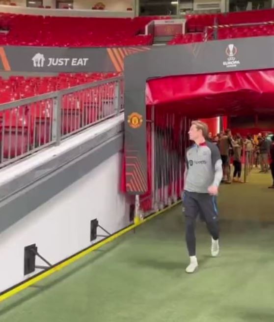 Frenkie de Jong walks out at Old Trafford