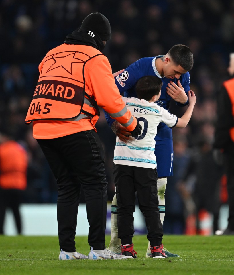 A young fan ran on the pitch and hugged Enzo Fernandez