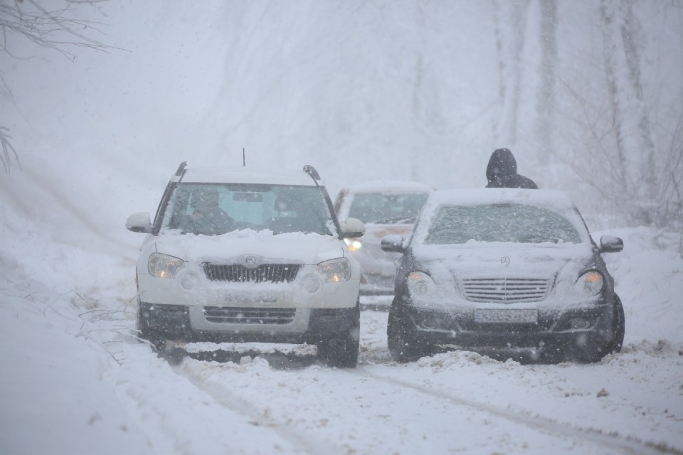 Heavy snow in Somerset on Wednesday morning saw cars marooned in Lydeard Hill, near Cothelston