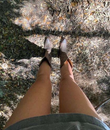 The gorgeous American shared a snap of her pins and boots