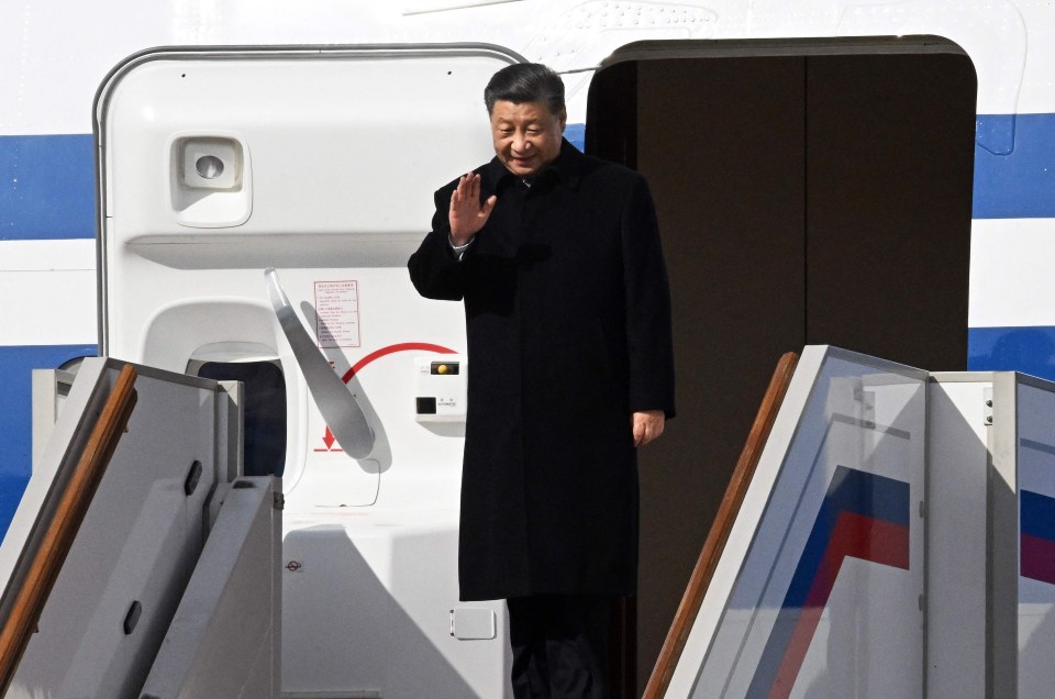 Xi Jinping stepping out of his plane after arriving at Moscow airport