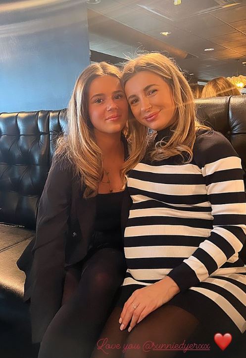 Dani Dyer posed with her little sister Sunnie Jo