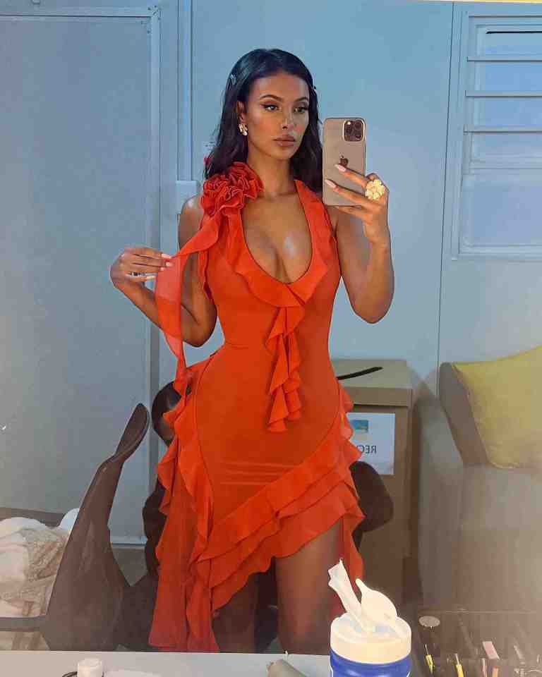 Maya looked incredible as she posed for a mirror selfie backstage at Aftersun