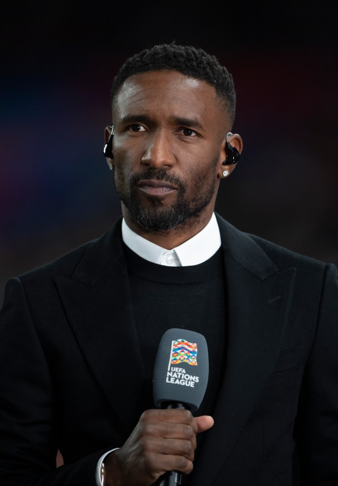 Pundit Jermain Defoe has given Lineker his support