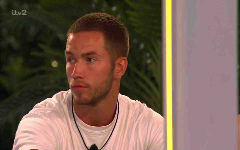 Love Island fans say Ron is being 'bullied' by his fellow Islanders