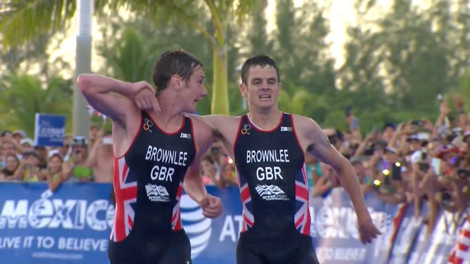 Alistair Brownlee helped his brother Jonny over the finish line at the World Triathlon Series in Mexico