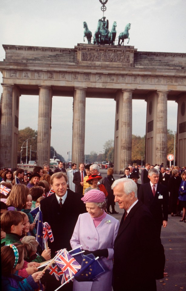 The Queen visited Brandenburg Gate in 1992