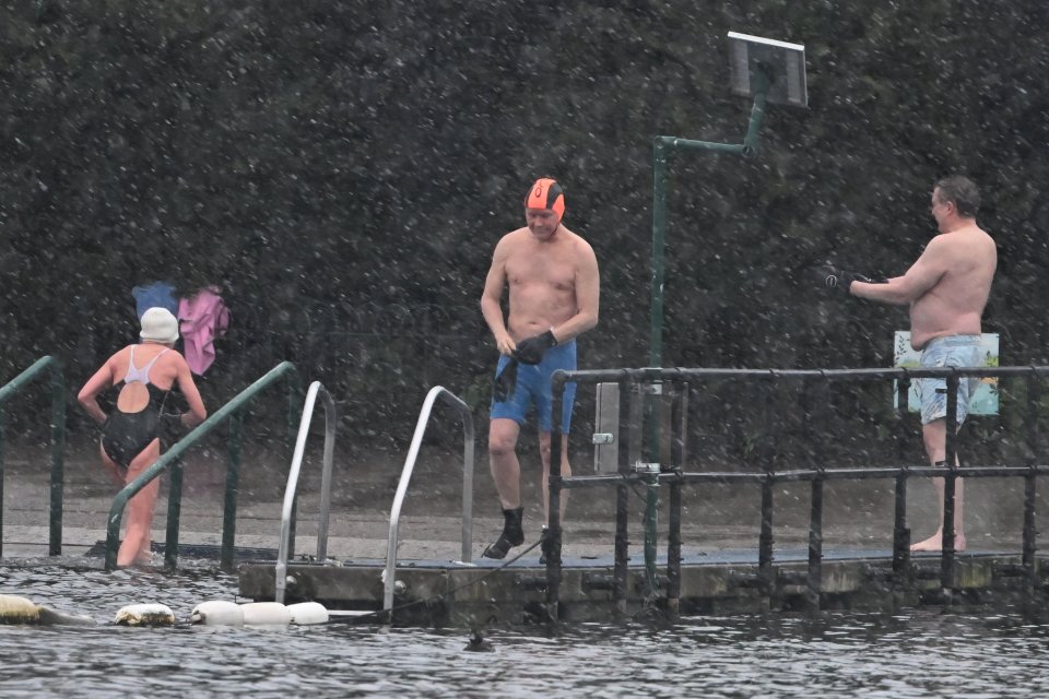 Early morning swimmers brave the cold in London's Hyde Park