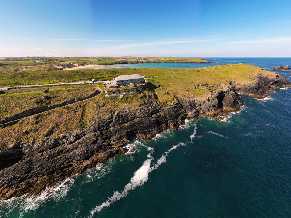 Lewinnick Lodge is a sole building on the Gannel Estuary overlooking the Atlantic