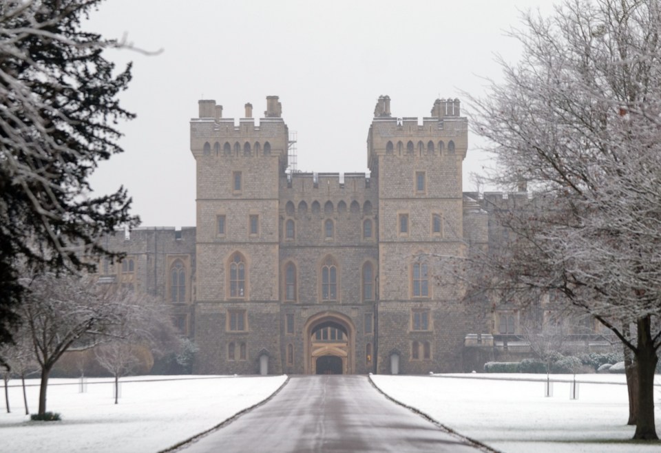 Windsor Castle surrounded by the first snow of 2023